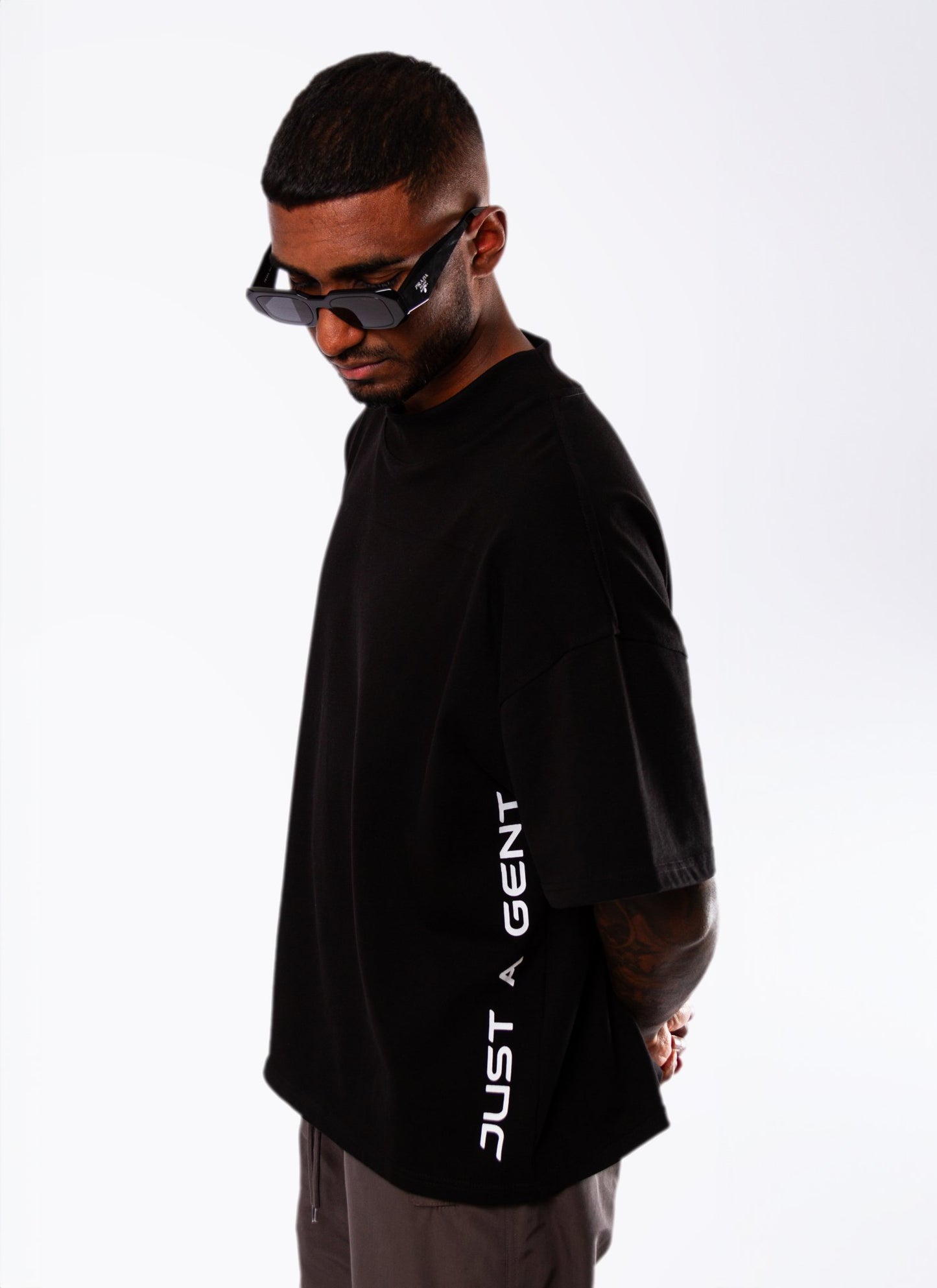 JUST A GENT TRIANGLES LOGO TEE BLACK - BRNCY