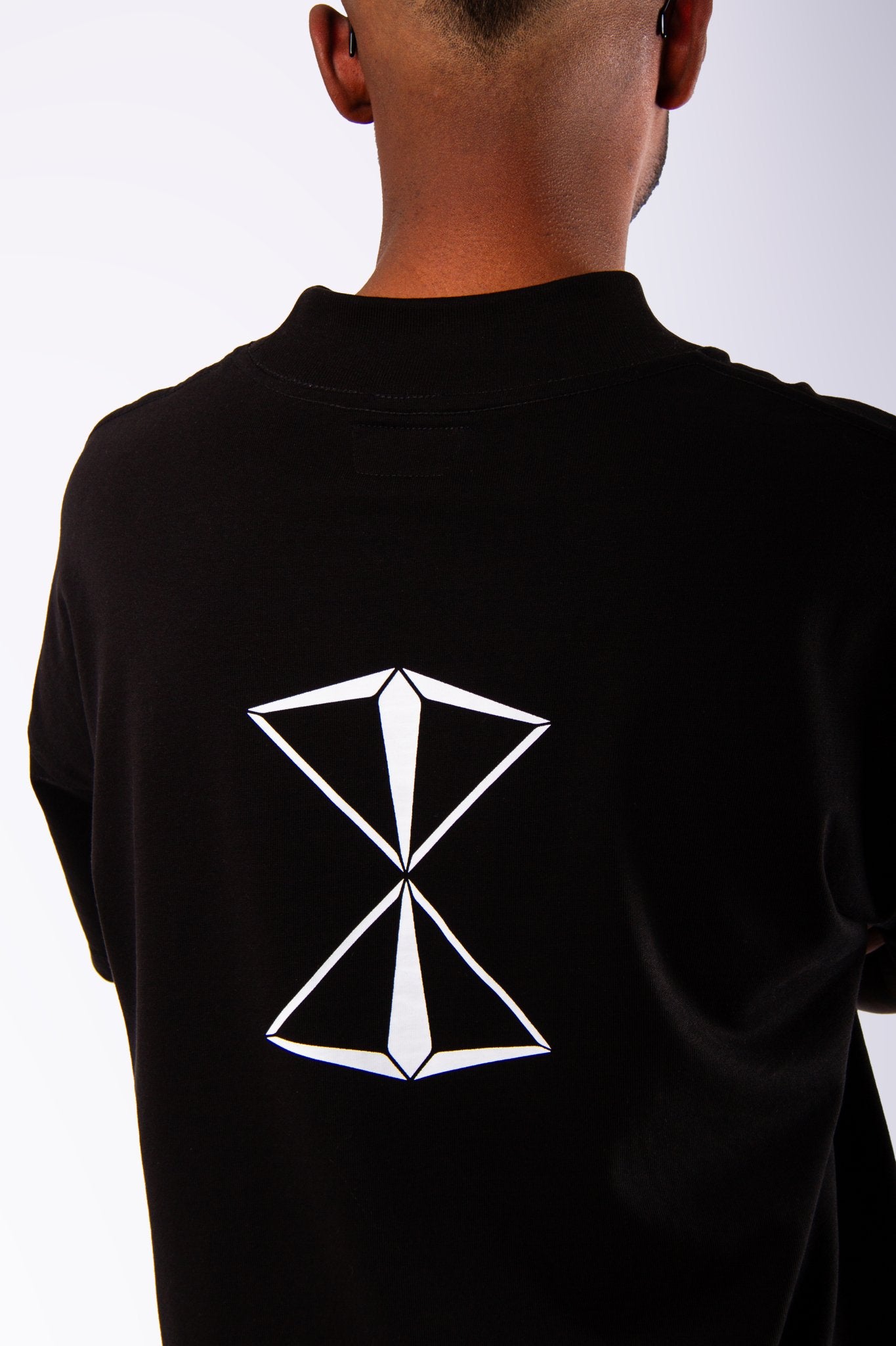 JUST A GENT TRIANGLES LOGO TEE BLACK - BRNCY